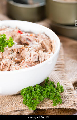 Hausgemachte Thunfischsalat in einer kleinen Schüssel (auf hölzernen Hintergrund) Stockfoto