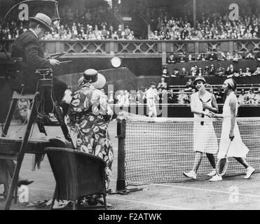 Helen Wills Moody (links) der USA und Dorothy Round von England nach Wightman Cup match. 20. Juni 1932. Im dritten Einzel der Wightman Cup Spiele in Wimbledon England gewann Helen Moody, 6-2, 6-3. (CSU 2015 11 1581) Stockfoto