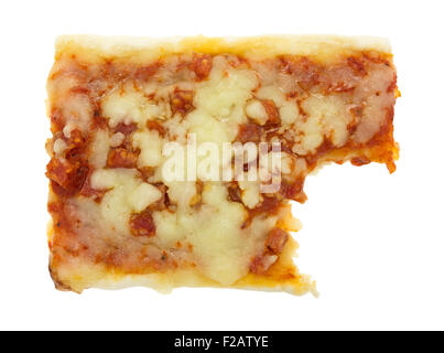 Eine gehackte Peperoni und Mozzarella Käse Pizza, die einen Bissen von einer Ecke auf einem weißen Hintergrund isoliert wurde. Stockfoto