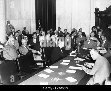 Die Zeugen und die Senatoren in den Senat Banking und Währungsausschuss mündlichen Verhandlung. 26. Mai 1933. J.p. Morgan saß ganz links im Caucus Zimmer des Senate Office Building. Der Ausschuss gelernt, dass die Morgan Bank viele einflussreiche Leute, einschließlich ehemaligen Präsidenten Calvin Coolidge und Supreme Court Justice Owen J. Roberts Aktien zu ermäßigten Preisen angeboten. (CSU 2015 11 1501) Stockfoto