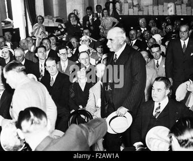 J.p. Morgan Jr. angekommen, um den Senat Banking und Währungsausschuss bezeugen. 23. Mai 1933. Zeugen und Senatoren sitzen im Caucus Zimmer des Senate Office Building. (CSU 2015 11 1500) Stockfoto