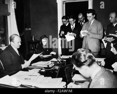 US-Finanzminister Henry Morgenthau, Jr. spricht die Reporter, 17. Januar 1935. Er kündigte an, dass die Treasury-Abteilung war Stockfoto