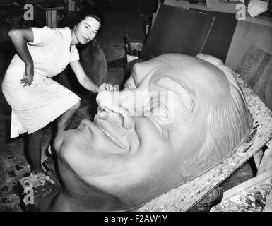 Riesige Ton-Leiter der Komiker Bob Hope in einem Hollywood-Künstler-Atelier. 16. Oktober 1963. Die Skulptur von ungarischen Marosa Magda wurde Santa Claus Lane Parade der Stars beauftragt. (CSU 2015 11 1488) Stockfoto