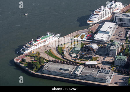 Kreuzfahrtschiffe sind verankert in Port de Québec in diesem Luftbild in Québec (Stadt) gesehen. Stockfoto