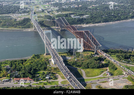 Die Brücke Pont Pierre Laporte und der Pont de Québec-Brücke sind in diesem Luftbild in Québec (Stadt) abgebildet. Stockfoto