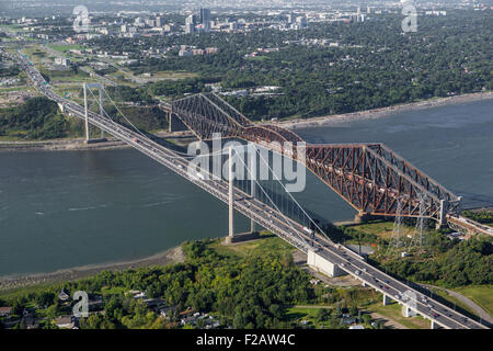 Die Brücke Pont Pierre Laporte und der Pont de Québec-Brücke sind in diesem Luftbild in Québec (Stadt) abgebildet. Stockfoto