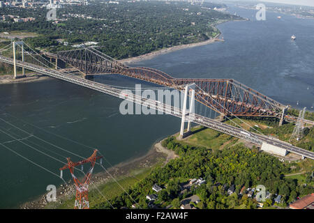 Die Brücke Pont Pierre Laporte und der Pont de Québec-Brücke sind in diesem Luftbild in Québec (Stadt) abgebildet. Stockfoto