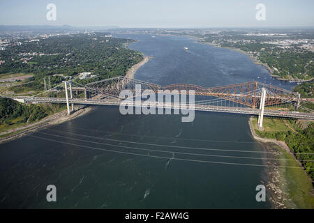 Die Brücke Pont Pierre Laporte und der Pont de Québec-Brücke sind in diesem Luftbild in Québec (Stadt) abgebildet. Stockfoto