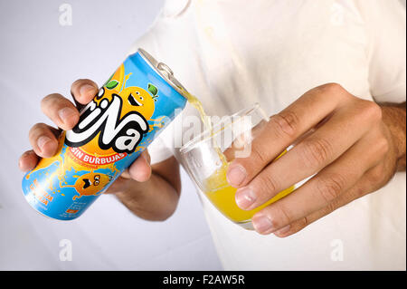 Erfrischungsgetränk ohne Luftblasen Trina-Bebiendo Bebida Refrescante sin Gas Trina trinken Stockfoto