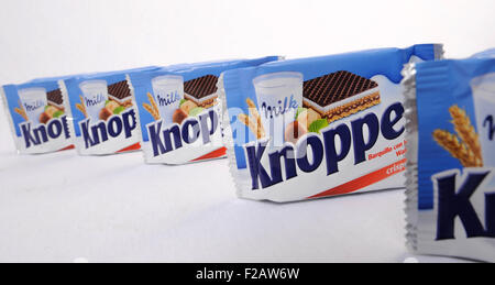 Knoppers Waffel Sandwich gefüllt mit Nougat und Milch-Crème - Barquillo de Cacao Relleno Con Crema de Leche Knoppers Stockfoto