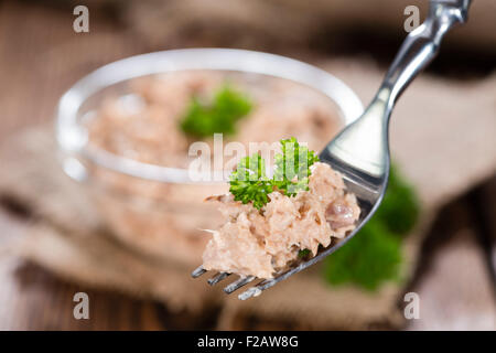 Thunfischsalat auf einer Gabel, garniert mit frischer Petersilie (close-up erschossen) Stockfoto