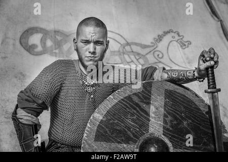 Eine Nahaufnahme von einem Mann als Viking mit Schild und Schwert, Ishøj, Dänemark gekleidet Stockfoto