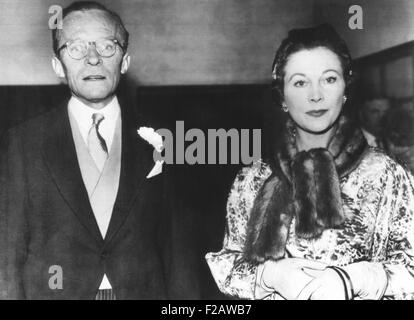 Schauspielerin Vivien Leigh mit ihrem früheren Ehemann, Leigh Holman, bei der Hochzeit ihrer Tochter. Suzanne Holman verheiratet Robin Farrington bei Holy Trinity Church, London, 6. Dezember 1957. (CSU 2015 11 1438) Stockfoto