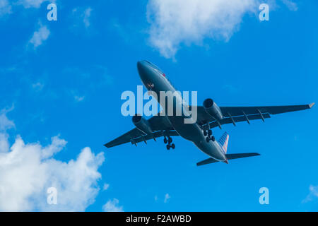 FRANKFURT AM MAIN, Deutschland - 6. September 2015: American Airlines Airbus 330 N280AY Landung auf Runway 25R. Inoffizielle Schmierblutungen Stockfoto