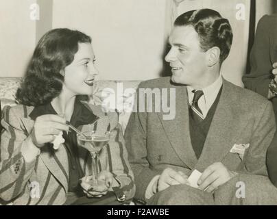 Vivien Leigh und Laurence Olivier in Atlanta, Georgia, 12. Dezember 1939. Vivien Leigh war dort für die Welt Premiere von GONE WITH THE WIND, am 15. Dezember am Lowe es Theater. Laurence Olivier und Leigh posierte zusammen für ein seltenes Foto. Zum Zeitpunkt sie zusammen lebten, aber wurden nicht von ihren jeweiligen Ehepartnern schließlich geschieden. (CSU 2015 11 1433) Stockfoto