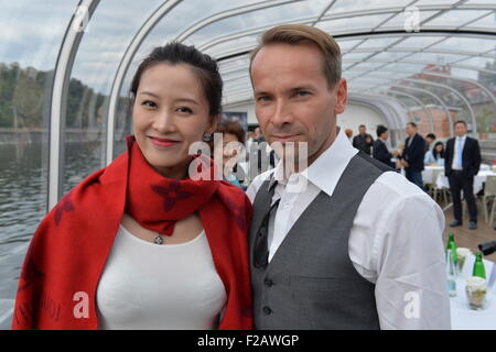 Prag, Tschechische Republik. 15. Sep, 2015. Von links: Schauspieler Zhang Jingjing und Jan Revai darstellen, während einer Pressekonferenz auf dem bevorstehenden tschechischen-chinesischen historischen TV Serie letzten Visum in Prag, Tschechische Republik, 15. September 2015. © Michal Dolezal/CTK Foto/Alamy Live-Nachrichten Stockfoto