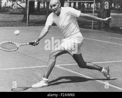 Bill Tilden, ehemaliger Tennis-Champion, mit 58 Jahren in Lakewood Park in Ohio. Juni 1951. Er war für das Pro Tennis-Turnier, mit Bürgermeister A. I. Kauffman zu üben. (CSU 2015 11 1333) Stockfoto