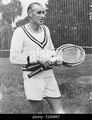 Bill Tilden, ehemaliger Tennis-Champion, ca. 1951. Er wurde nach seinen zwei Verhaftungen wegen homosexuellen Verwandten Moral von ehemaligen Freunden und bekannten isoliert. Charlie Chaplin erlaubt Tilden, seinen privaten Hof für den Unterricht mit ihm weiterarbeiten. (CSU 2015 11 1332) Stockfoto