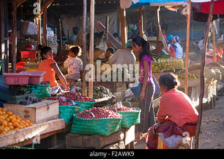 Madagassischen Straßenhändler verkaufen Obst und Gemüse auf dem täglichen Markt in der Stadt Antsirabe, Vakinankaratra, Madagaskar, Afrika Stockfoto