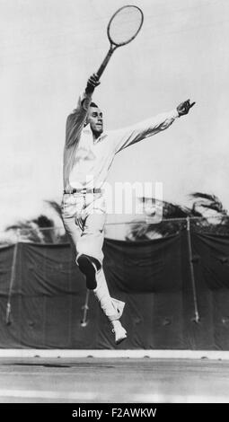 Bill Tilden, Tennis-Champion der 1920er-Jahre während des Fluges auf dem Tennisplatz. (CSU 2015 11 1317) Stockfoto