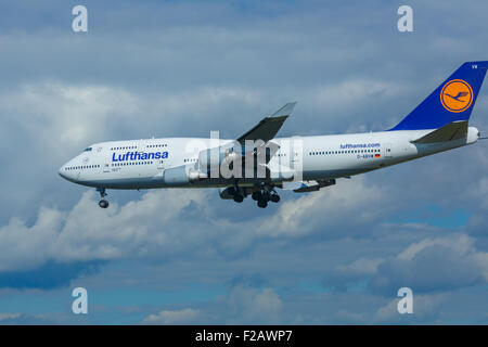 FRANKFURT AM MAIN, Deutschland - 4. September 2015: Lufthansa Boeing 747 D-ABVW Landung auf der Piste 25 L. inoffizielle Schmierblutungen in Frapor Stockfoto