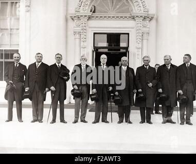 Oberrichter Charles Evans Hughes mit Supreme Court Richter im Weißen Haus, 13. Oktober 1930. Präsident Herbert Hoover eine Meldung, dass das Gericht in der Sitzung wurde. L-r: William Mitchell, Atty schreiben Gen.; Harlan Fiske Stone; George Sutherland; Wendell; Charles Evans Hughes; Willis Van Devanter; Louis D Brandeis; Pierce Butler; und Owen J. Roberts. Hughes wurde von Louis Calhern das Bühnenstück von 1946 und 1950 Film, THE MAGNIFICENT YANKEE dargestellt. (CSU 2015 11 1210) Stockfoto