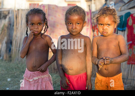 Porträt von drei madagassischen Kindern im Südosten Afrikas Miandrivazo, Menabe, Madagaskar, Stockfoto