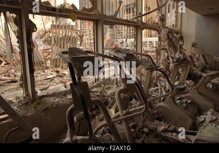 Ein Fitnessstudio im World Financial Center 2 nach den Anschlägen von 9 / 11, 18. September 2001. Es war auf der West Side Highway von WTC 1, den Nordturm. World Trade Center in New York City, nach dem 11. September 2001 Terroranschläge. (BSLOC 2015 2 98) Stockfoto