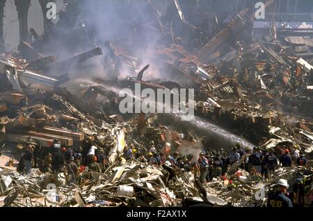 Feuerwehr-Sprays noch brennenden Trümmern des World Trade Centers am 16. September 2001. In der oberen rechten Ecke befinden sich Ruinen von WTC 3, das Marriott World Trade Center, einmal ein 22 Geschichte Hotel. New York City, nach dem 11. September 2001 Terroranschläge. (BSLOC 2015 2 89) Stockfoto