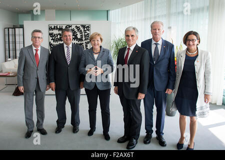 HANDOUT - ein Handout Bild zur Verfügung gestellt von der deutschen Bundesrepublik Pressestelle (Bundespresseamt), zeigt die deutsche Bundeskanzlerin Angela Merkel (CDU - Dritter von links) und der österreichische Bundeskanzler Werner Faymann (SPÖ vierter von links), zu Beginn einer Sitzung mit beiden Ländern Minister: Thomas de Maiziere (Deutschland, Interieur, l), Sigmar Gabriel (Deutschland, Wirtschaft, zweiter von links), Reinhold Mitterlehner (österreichische, Wirtschaft, fünfter von links) und Johanna Miki-Leitner (Österreich - Interieur (R) im Bundeskanzleramt in Berlin, Deutschland, 15. September 2015. FOTO: BUNDESREGIERUNG/GUIDO BERGMANN/D Stockfoto