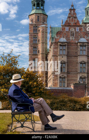 Älterer Mann, Blick auf Schloss Rosenborg, Kopenhagen, Dänemark Stockfoto