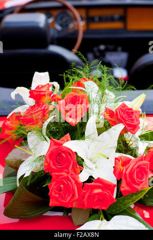 Blumenstrauß auf einem roten Oldtimer Stockfoto