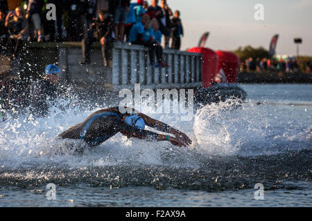 Teilnehmer des Ironman Triathlon startete das Rennen in der Brandung, Amager Strandpark, Kopenhagen, Dänemark Stockfoto