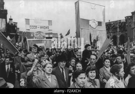 May Day Feier ist Moskau, 1960. Kommunistische Demonstration der Vertreter der arbeitenden Menschen auf dem Roten Platz. (BSLOC 2015 2 260) Stockfoto