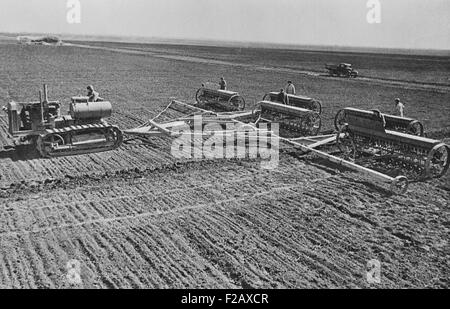 Aussaat auf einer kommunistischen Kolchose in den Steppen der Ukraine, USSR. Ca. 1935-40. (BSLOC 2015 2 256) Stockfoto