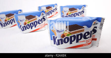 Knoppers Waffel Sandwich gefüllt mit Nougat und Milch-Crème - Barquillo de Cacao Relleno Con Crema de Leche Knoppers Stockfoto