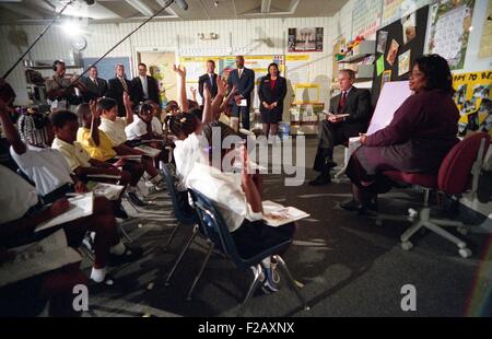 Am Morgen des 9 / 11-Anschläge Präsident Bush war in einem Klassenzimmer in Sarasota, FL. Foto zeigt ihn beobachten eine Lesung Demonstration, Emma E. Booker Elementary School. 11. September 2001. (BSLOC 2015 2 130) Stockfoto