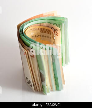 Roll-Geld isoliert auf weißem Hintergrund Stockfoto