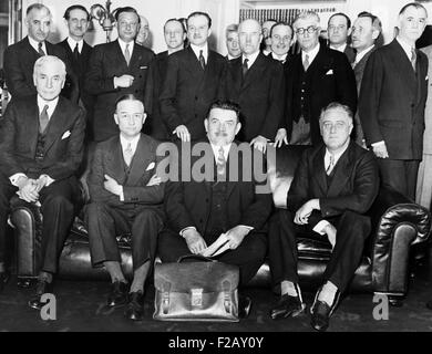 Präsident Franklin d. Roosevelt traf Edouard Herriot, ehemalige französische Premierminister, 28. April 1933. Mit ihren Beratern diskutierten sie Kriegsschulden und Weltwirtschaft. L-r: Staatssekretär Cordell Hull; Paul DeLaboulaye, französischer Botschafter in den USA; Edouard Herriot und Präsident Roosevelt. (CSU 2015 9 949) Stockfoto