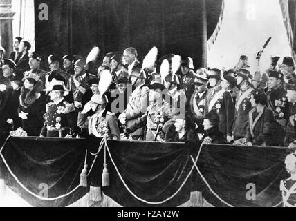 25.000 italienischen Soldaten Parade für Admiral Horthy. 3. Dezember 1936. Überprüfung Stand, L-r: Admiral Horthy in Marine Uniform; König Victor Emmanuel (salutieren); Marschall Pietro Badoglio; Premier Mussolini; Madame Marie Horthy; und die Königin von Italien. (CSU 2015 9 902) Stockfoto