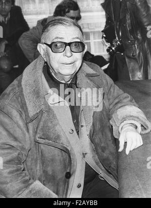 Jean Paul Sartre auf einer Pressekonferenz in Paris am 10. Dezember 1974. Sartre war der erste Nobelpreisträger, freiwillig den Preis im Jahre 1964, abzulehnen, weil "ein Schriftsteller nicht erlauben sich selbst in einer Institution verwandelt werden sollte". Er weigerte sich auch der Ehrenlegion im Jahre 1945. (CSU 2015 9 794) Stockfoto