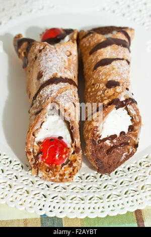 Cannoli Siciliani - sizilianische Gebäck auf einem Teller Stockfoto