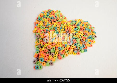 Form eines Herzens, Getreide Froot Loops-Forma de un Corazón Getreidearten Froot Loops Stockfoto