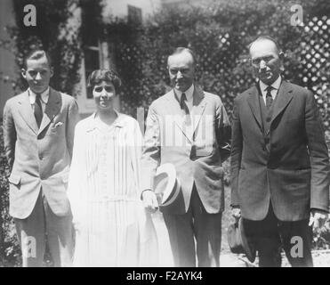 Coolidge-Familie auf dem Rasen des weißen Hauses kurz nach dem Tod des 16-jährigen von Calvin Coolidge, Jr. L-r: John Coolidge, Jr..; First Lady Grace Coolidge; der Präsident; Der Präsident Vater, der John Coolidge. (CSU 2015 9 780) Stockfoto