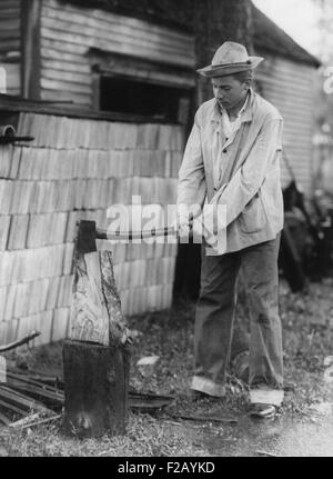 John Coolidge, Sohn von Präsident Calvin Coolidge, im alten Coolidge Bauernhof in Plymouth, Vermont. Ca. 1925. Holzhacken war Stockfoto