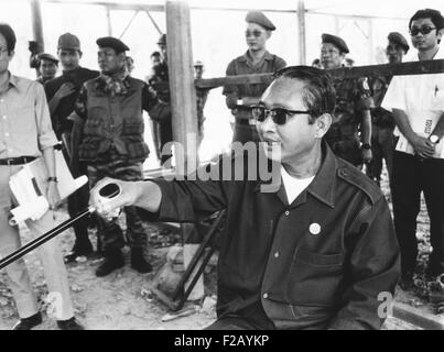 Kambodschanische Premierminister Lon Nol auf einer Pressekonferenz in Phnom Penh, am 6. März 1972. Lon Nol, der Nationalversammlung aufgelöst und übernahm die diktatorische macht. Am 10. März 1972 nahm er den Titel des Präsidenten der Republik Khmer. (CSU 2015 9 764) Stockfoto