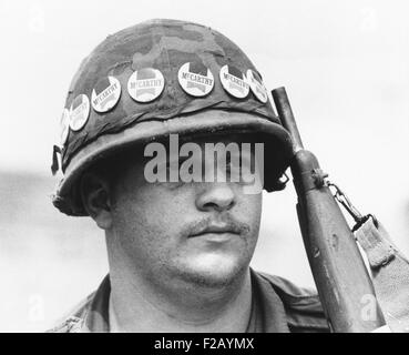 Amerikanischer Soldat an Quan Loi, Vietnam, war ein Verfechter von Eugene McCarthy für das Präsidentenamt. 20. April 1968. Demokratischen Anti-Kriegs-Senator Eugene McCarthy gewann 42,2 % und Präsident Johnson 49,4 % in New-Hampshire primär. Dies verursacht letztlich LBJ Rückzug von der Suche nach Wiederwahl. (CSU 2015 9 738) Stockfoto