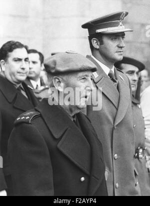 Spaniens Diktator, General Francisco Franco und seinen designierten Nachfolger, Prinz Juan Carlos. 1. Dezember 1972. Sie waren bei einer Trauerfeier zu Ehren von José Antonio Primo de Rivera, Gründer der Falange, Spaniens revolutionäre faschistischen Bewegung der 1930er Jahre. Juan Carlos war einmal an der Macht nach dem Tod von Franco, progressive konstitutioneller Monarch. (CSU 2015 9 711) Stockfoto