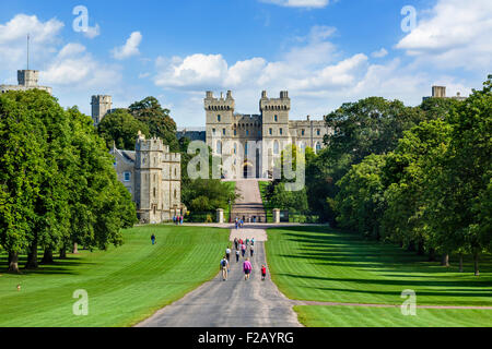 Wanderer auf der Long Walk mit Windsor Castle in die Ferne, Windsor Great Park, Berkshire, England, UK Stockfoto