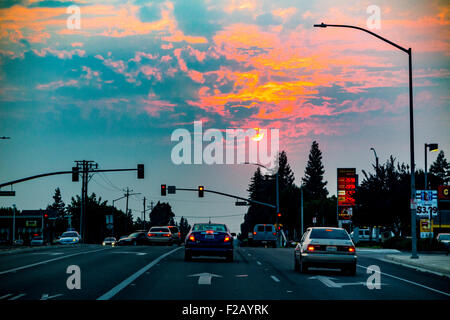 Ein intensives orange Sonnenuntergang in Oakdale Kalifornien verursacht durch Rauch aus dem Butte-Feuer in Amoador und Calaveras County Stockfoto